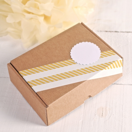 Caja rectangular con decoración amarilla y blanca