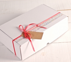 Schachtel, dekoriert mit Washi Tape und rotem Band