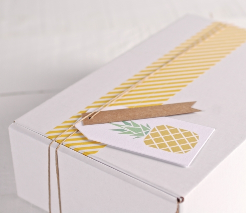 Caja tropical con etiqueta "Piña" y washi tape amarillo