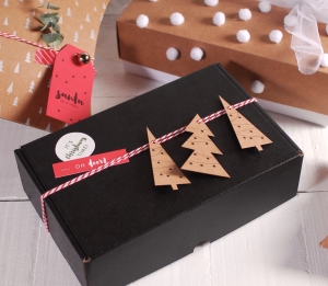 Schwarze rechteckige Schachtel mit weihnachtlichen Etiketten