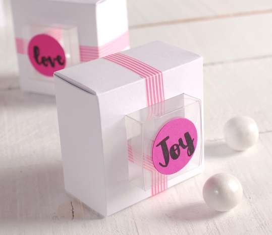 Gift box with frame in white and pink