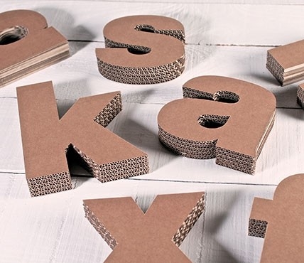 Kleinbuchstaben aus Pappe