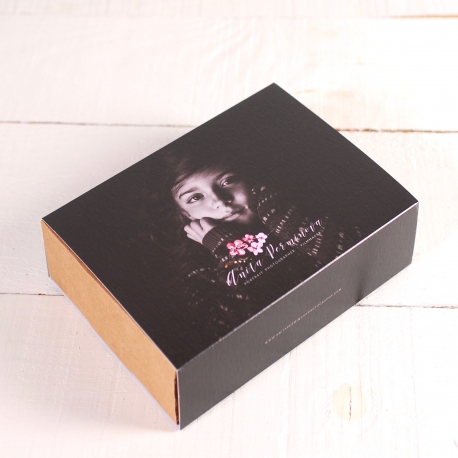 Box with a sleeve customised with photos
