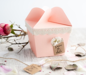 Gift box with a flower-shaped opening