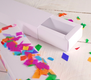 Caja para fiesta alargada decorada con confeti