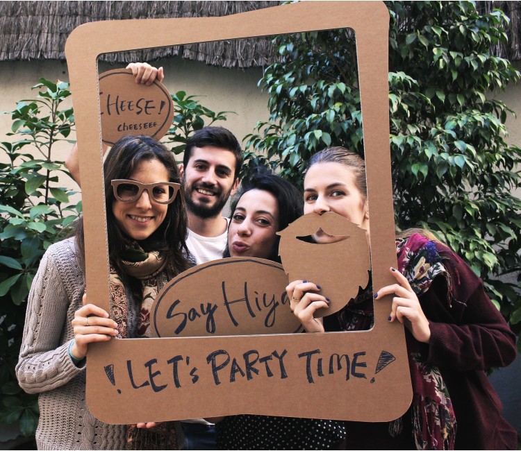 Photocall in cartone con decorazioni Photocall in cartone con decorazioni