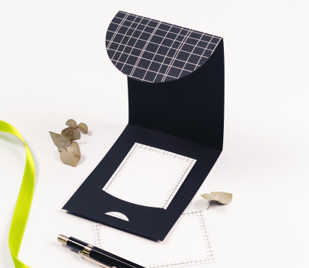 Sobre de cartón para tarjetas y vales con decoración lineal limitada
