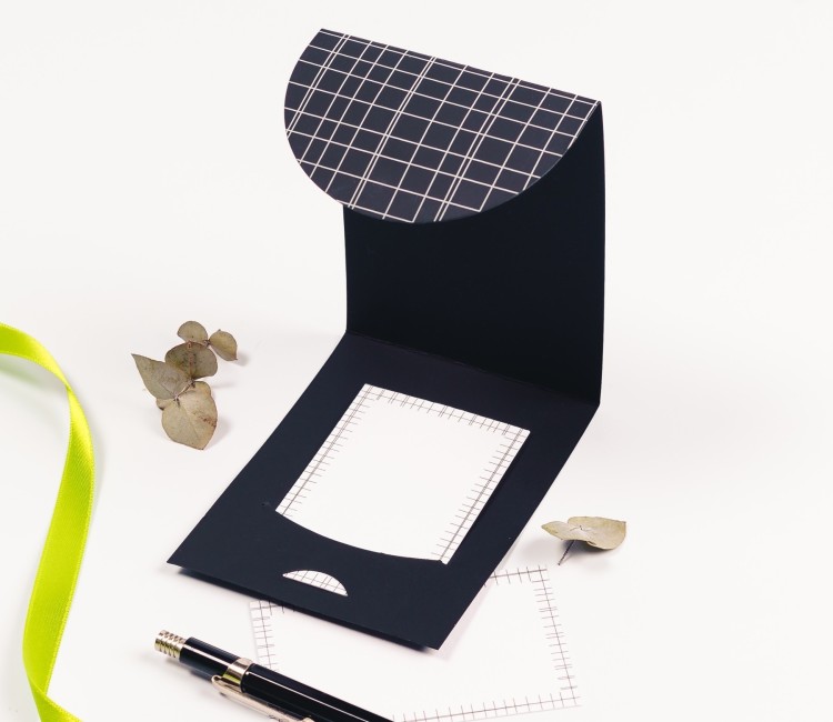 Sobre de cartón para tarjetas y vales con decoración lineal limitada Sobre de cartón para tarjetas y vales con decoración lineal limitada