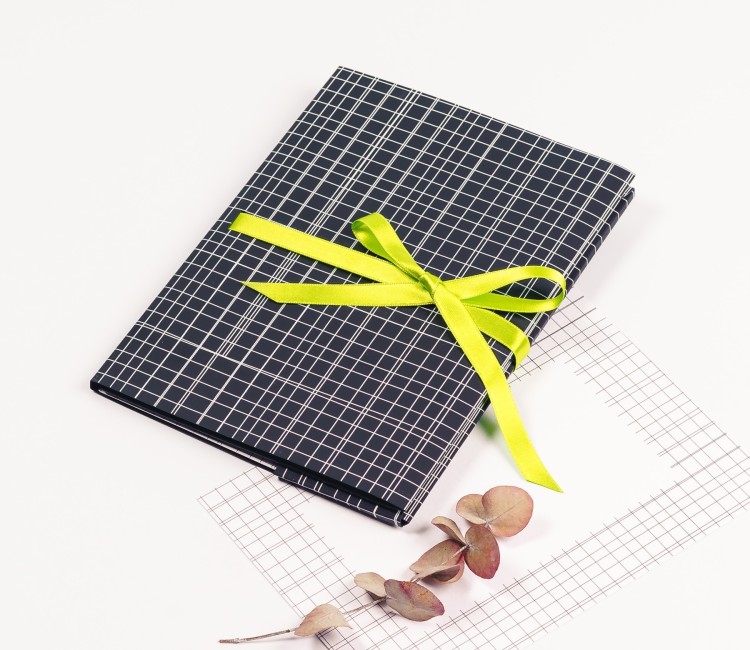 Limited-edition cardboard file for gift cards with a linear decoration