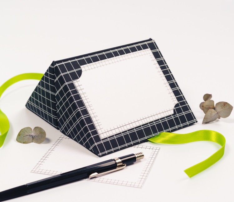 Limited-edition box for vouchers with a linear decoration