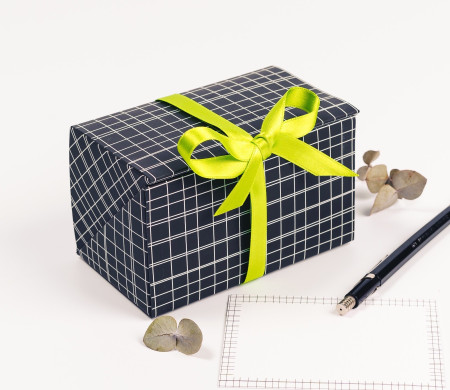 Caja para vales con decoración lineal limitada