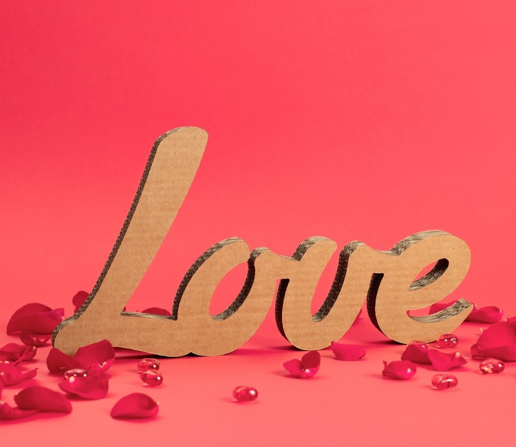 Love in Buchstaben aus Karton Love in Buchstaben aus Karton