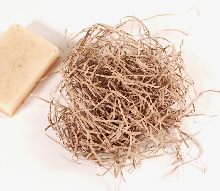 Papierschnipsel als Füllung von Kartons Papierschnipsel als Füllung von Kartons