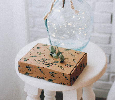 Scatola automontante decorata con foglie