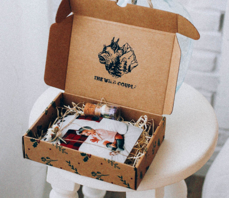 Self-assembly box decorated with leaves