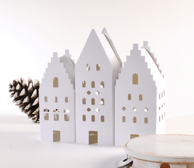 Lot de 3 petites maisons en duvet pour les décorations de Noël.