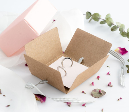 Schöne Geschenkbox mit Deckel und Schleife