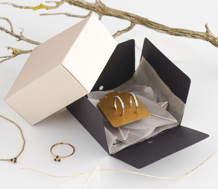 Schöne Geschenkbox mit Deckel und Schleife