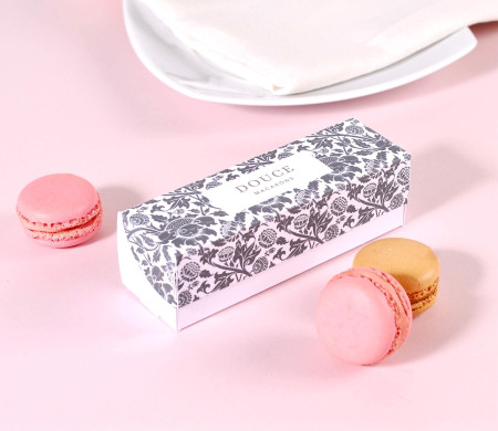 Elongated box with lid for macarons