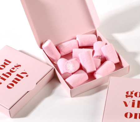 Caja cuadrada rosa para gominolas Caja cuadrada rosa para gominolas