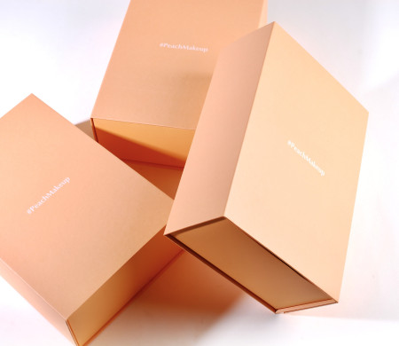 Caja forrada con base plegable de cartulina para regalos