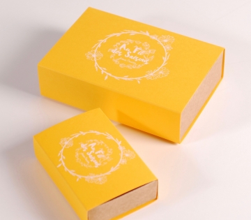 Caja de cerillas amarilla para regalo