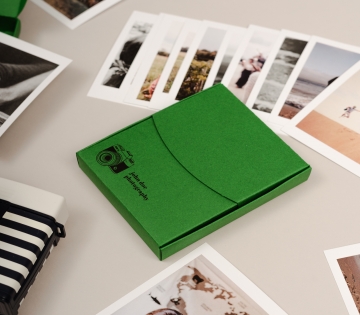 Grüne Schachtel für Polaroids