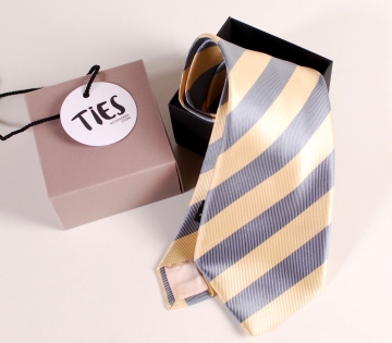 Quadratische Schachtel für Krawatte